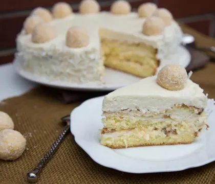 Protein Raffaello Coconut Cake